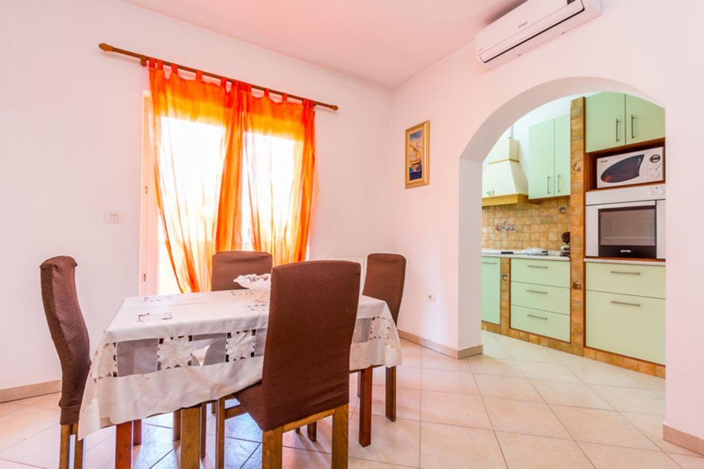 Apartment Mirjana Pula Zimmer foto